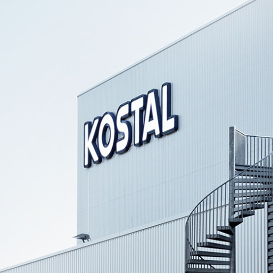Der KOSTAL-Schriftzug an der Seite einer Produktionshalle